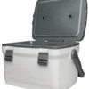 Koelbox Stanley The Easy Carry Outdoor Polar 6,6L -NL Kampeeruitrusting Verkoop 2024 1 Large JPG Adventure20Easy20Carry20Outdoor20Cooler207QT20Polar 2