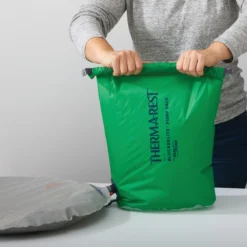 Pompzak Thermarest BlockerLite Pump Sack Green -NL Kampeeruitrusting Verkoop 2024 13228 thermarest blockerlite pump sack pine 20 liters inuse