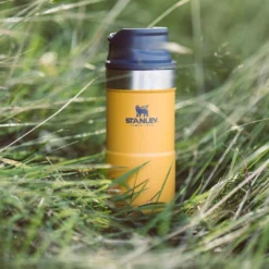 Thermosbeker Stanley The Trigger Action Travel Mug Saffron 0,35L -NL Kampeeruitrusting Verkoop 2024 3 800x1200 4
