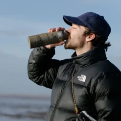 Thermosbeker Stanley The Trigger Action Travel Mug Tan Peter Perch 0,47L -NL Kampeeruitrusting Verkoop 2024 4 800x1200 3