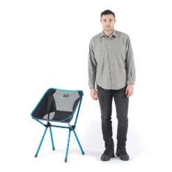 Campingstoel Helinox Café Chair Coyote Tan -NL Kampeeruitrusting Verkoop 2024 4 cafechairblackmale185cmmodelcut2 2000px2000x 1