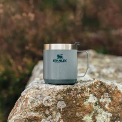 Thermosbeker Stanley The Legendary Camp Mug Hammertone Ice 0,35L -NL Kampeeruitrusting Verkoop 2024 5 925x1200 1