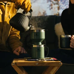 Thermosbeker Stanley The Legendary Camp Mug Wine 0,35L -NL Kampeeruitrusting Verkoop 2024 Stanley20 20Classic20Campaign20 20Social20Media20 20Cropped20Images20 20108020x20135020px20 205 3