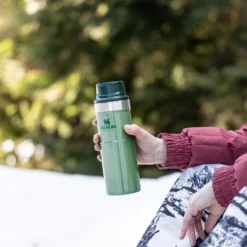 Thermosbeker Stanley Classic Trigger Action Mug 2.0 Hammertone Green 0,47L -NL Kampeeruitrusting Verkoop 2024 Stanley20 20The20Trigger Action20Travel20Mug20 20Lifestyle20Images20 2013