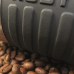 Reisbeker Rubytec Shira Travel Mug Silver 0,5L -NL Kampeeruitrusting Verkoop 2024 Travel Mug Silver Coffeebeans Closeup 1