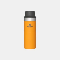 Thermosbeker Stanley The Trigger Action Travel Mug Saffron 0,35L -NL Kampeeruitrusting Verkoop 2024 thermosbeker stanley the trigger action travel mug saffron 035l